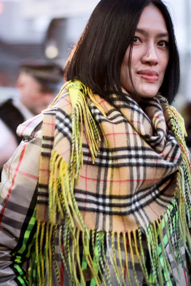 Kẻ caro cổ điển từ street style Tuần lễ thời trang London Thu - Đông 2018 Kẻ caro cổ điển từ street style Tuần lễ thời trang London Thu - Đông 2018