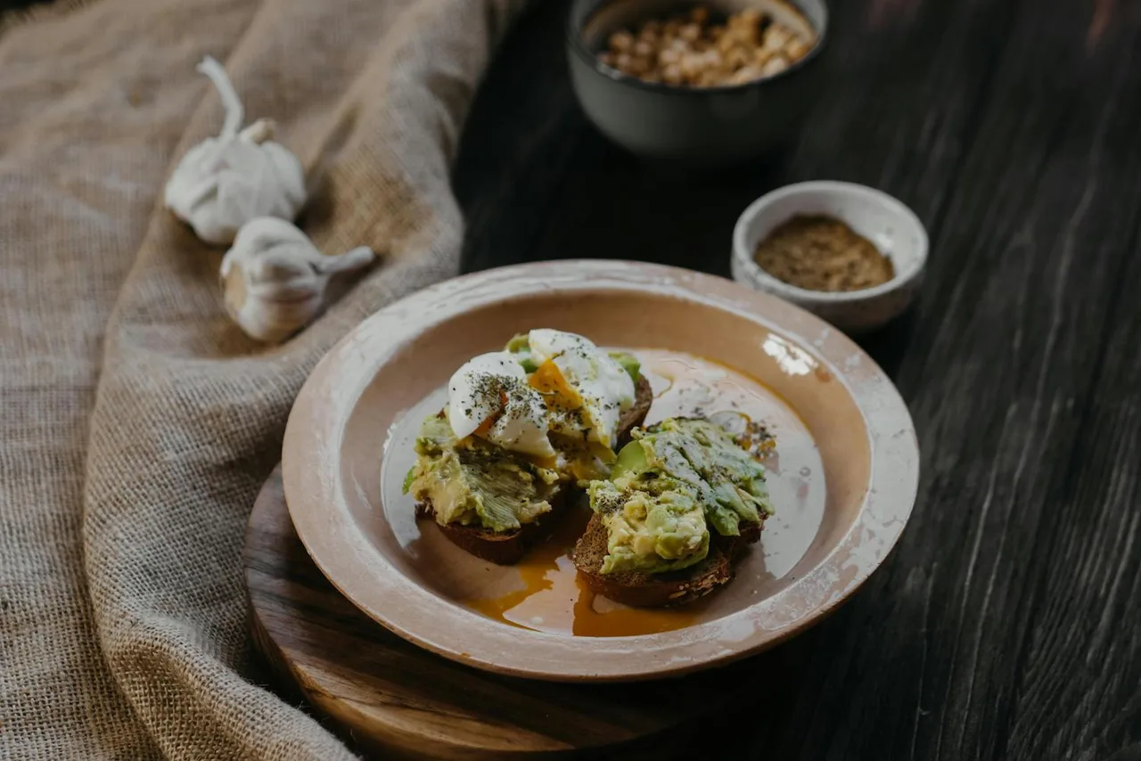 Bánh mì nguyên cám ăn kèm bơ và trứng – gợi ý bữa sáng cân bằng khi giảm cân, không cần cắt tinh bột.