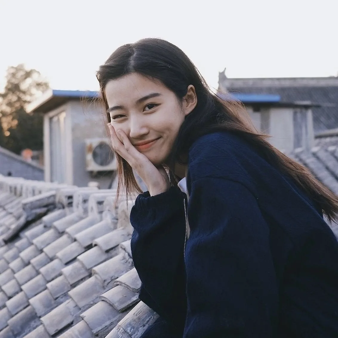 Hình ảnh cô gái tỏa sáng với niềm vui khi sống có mục đích.
