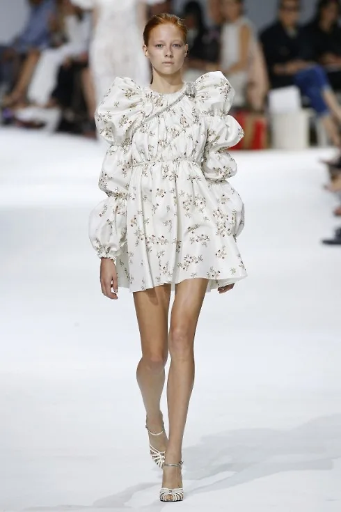 Thiết kế mở đầu show diễn của Giambattista Valli 