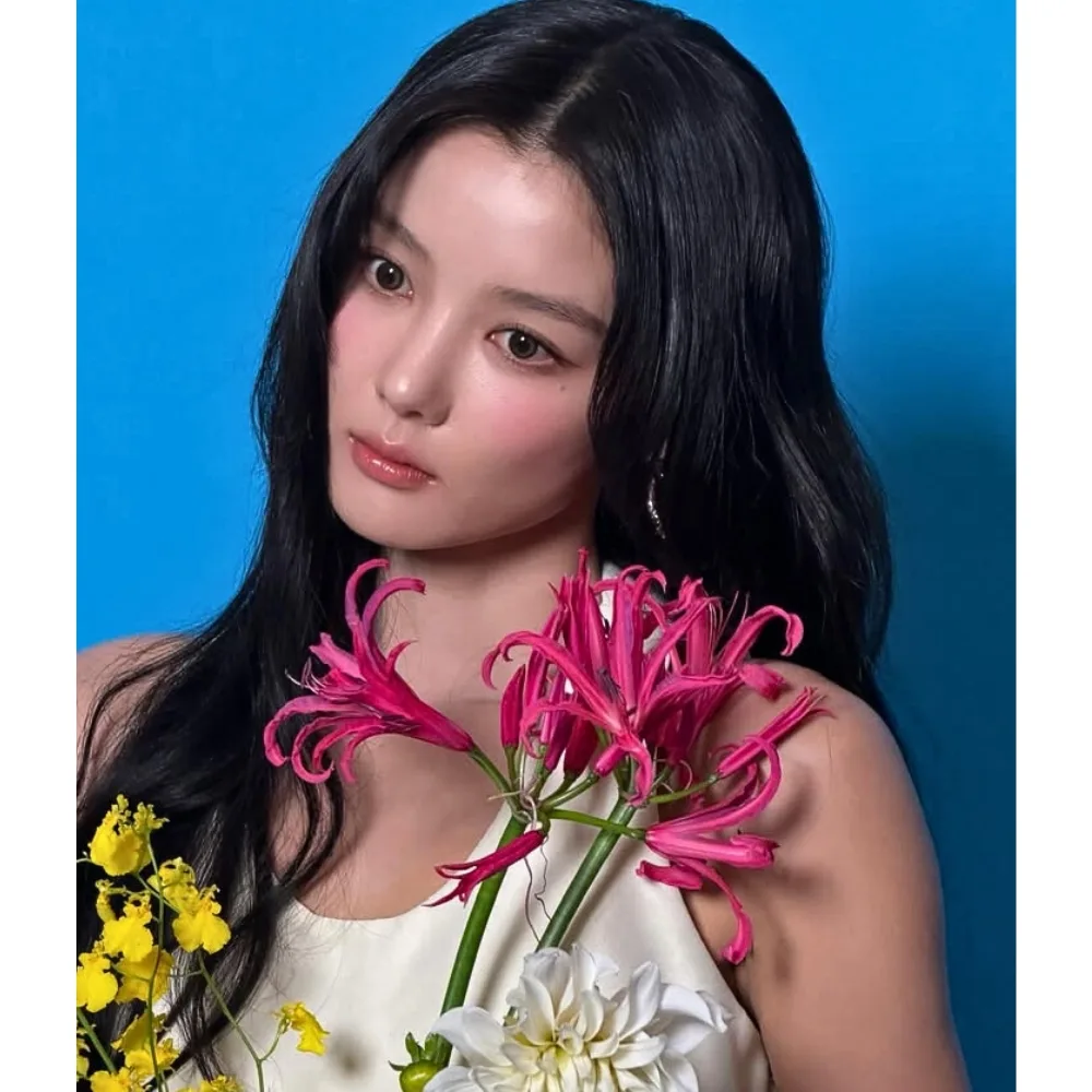 Kim Yoo-jung cầm đóa hoa