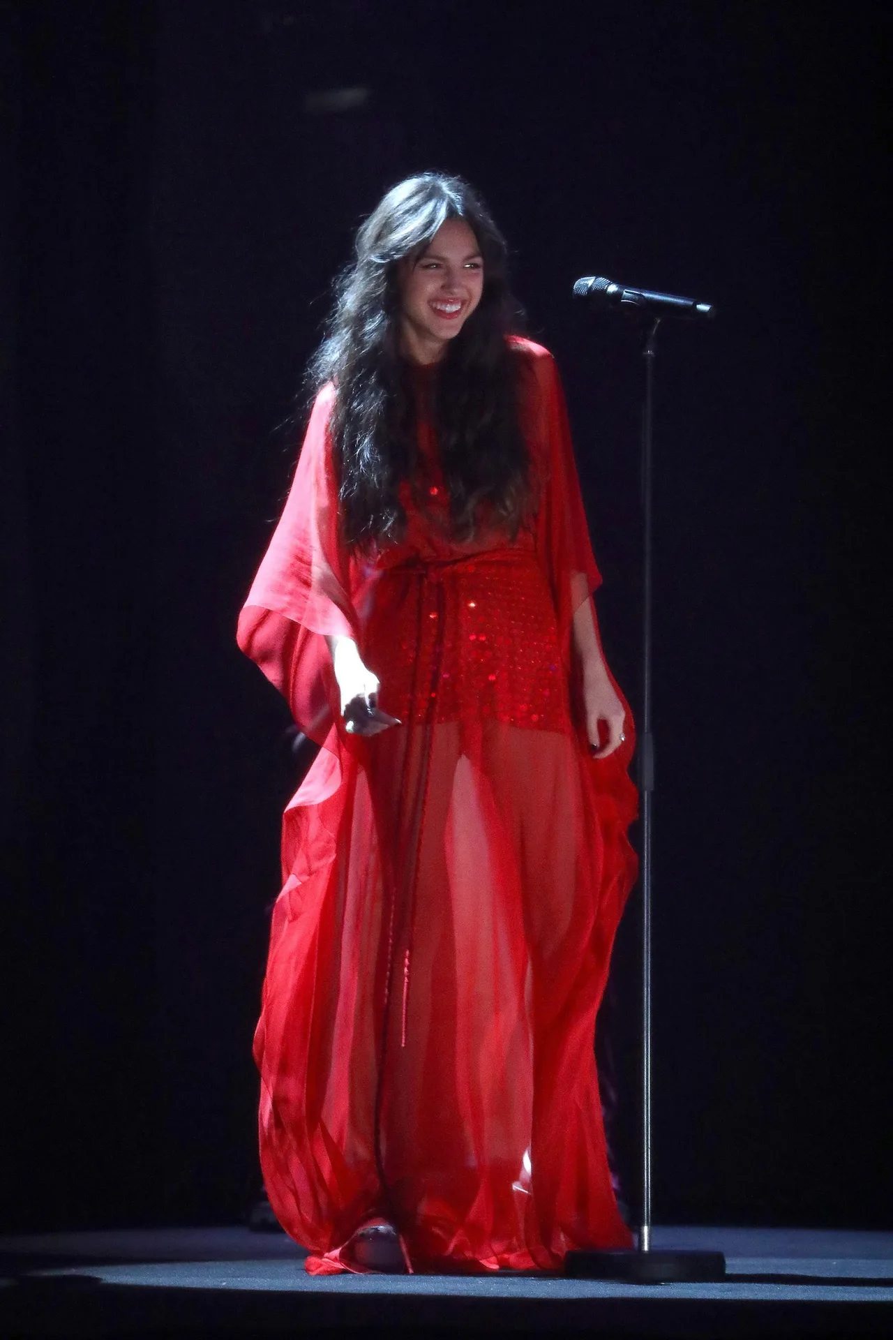 Olivia Rodrigo mặc váy Dior