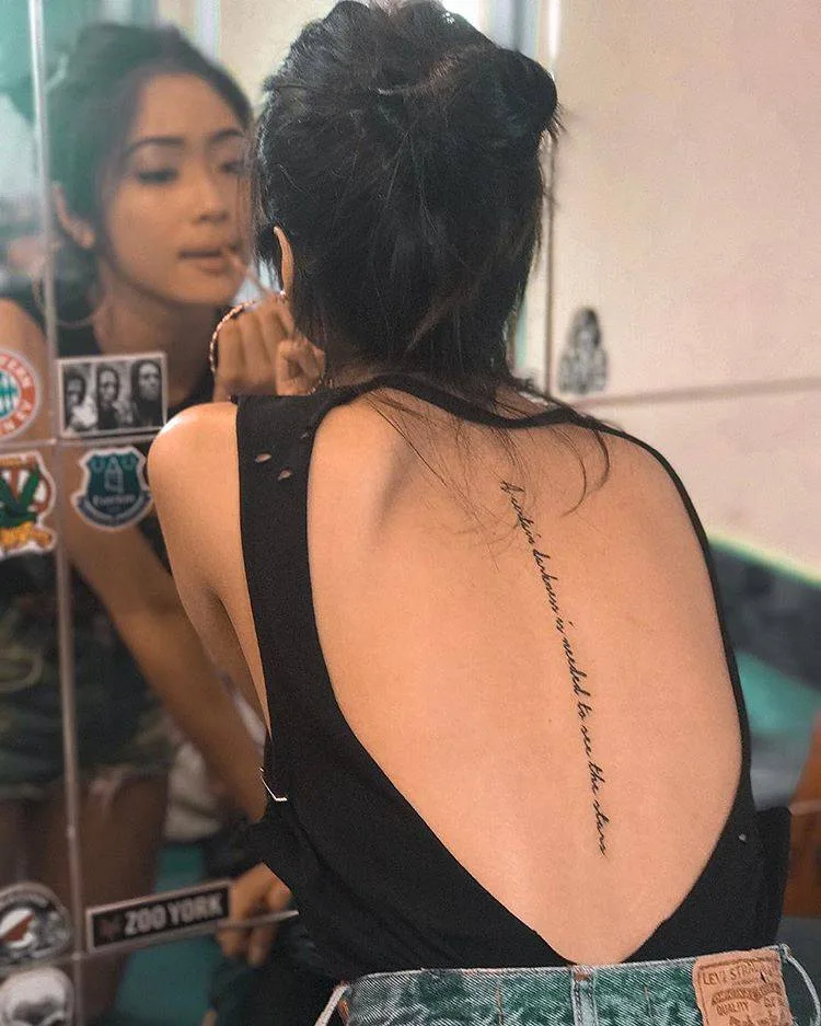 hình xăm sống lưng kín đáo cho nàng công sở hình xăm sống lưng kín đáo cho nàng công sở