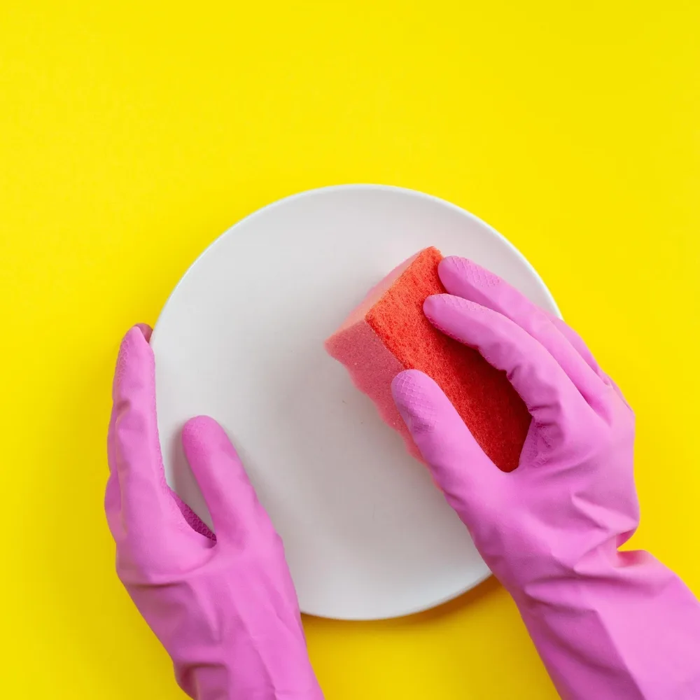 Đeo găng tay latex trong lúc rửa chén.