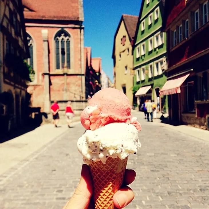 Cô gái ăn cả thế giới Instagram 2