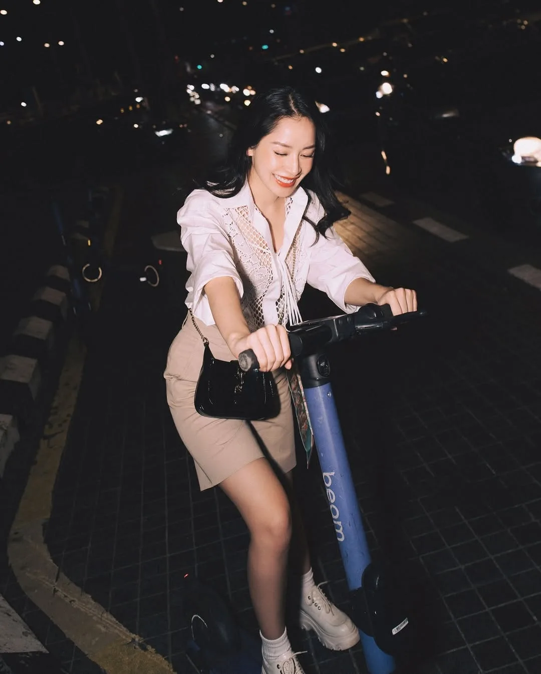 Chi Pu quần short kaki màu be