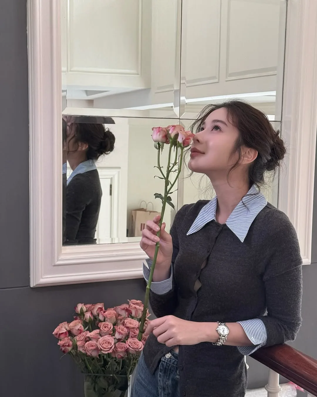 Cô gái tận hưởng từng tầng hương hoa hồng là món quà tinh tế cho ngày 8/3.