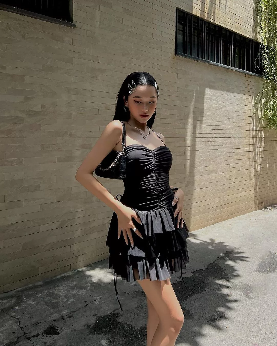 Váy đen mini xếp li