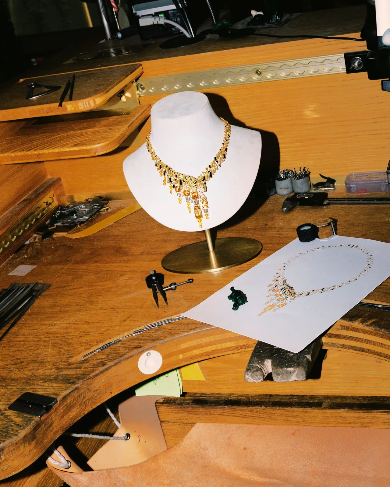 Zoe Saldaña ghé thăm xưởng chế tác trang sức cao cấp của Cartier trước thềm ra mắt BST Le Chœur des Pierres