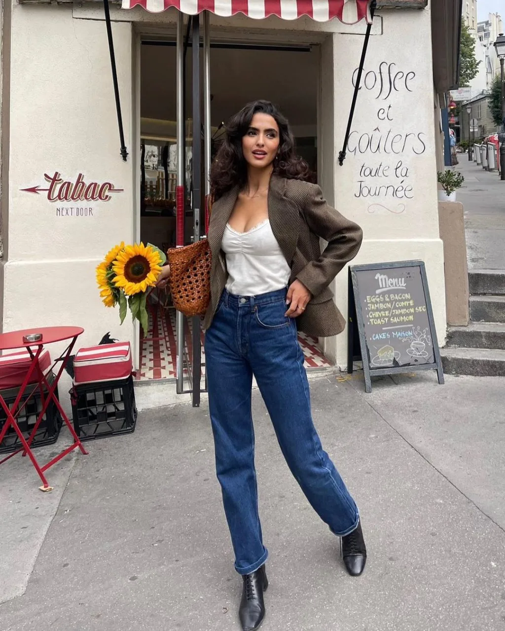 Blazer và quần jeans ống đứng