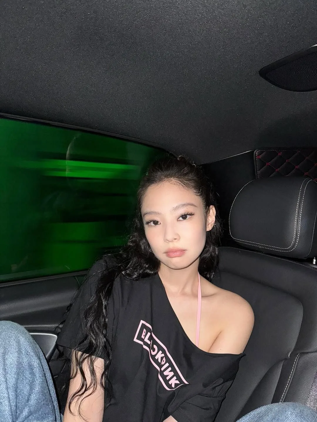 Jennie diện áo trễ vai "hack" dáng