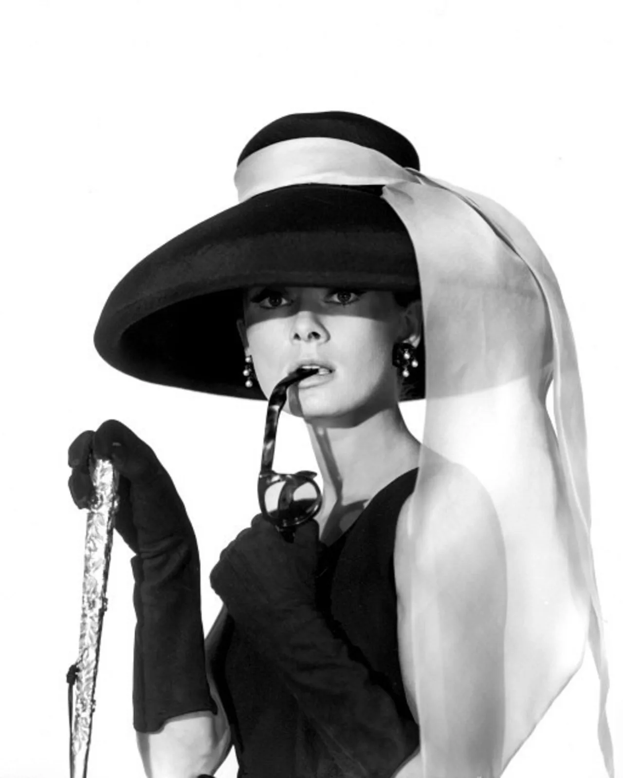 Audrey Hepburn mặc đẹp với mũ rộng vành và khăn bandana