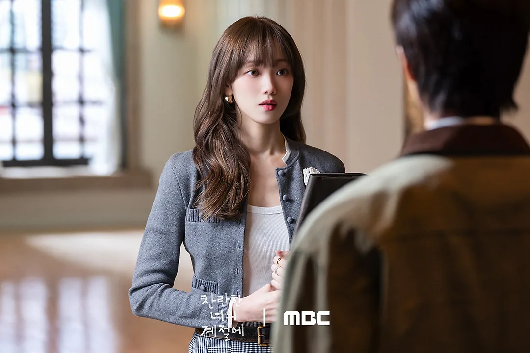 Lee Sung Kyung vai Song Ha Ran trong phim in your radiant season màu em rực rỡ