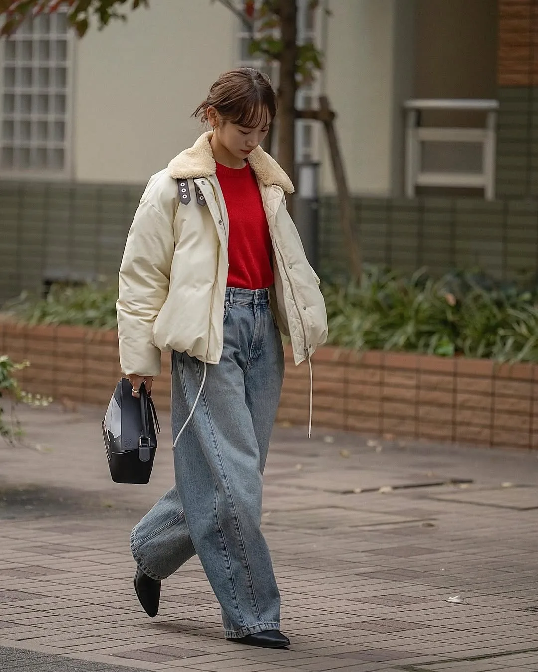 Quần Barrel jeans thiết kế độc đáo, điểm nhấn kiến trúc cho trang phục.