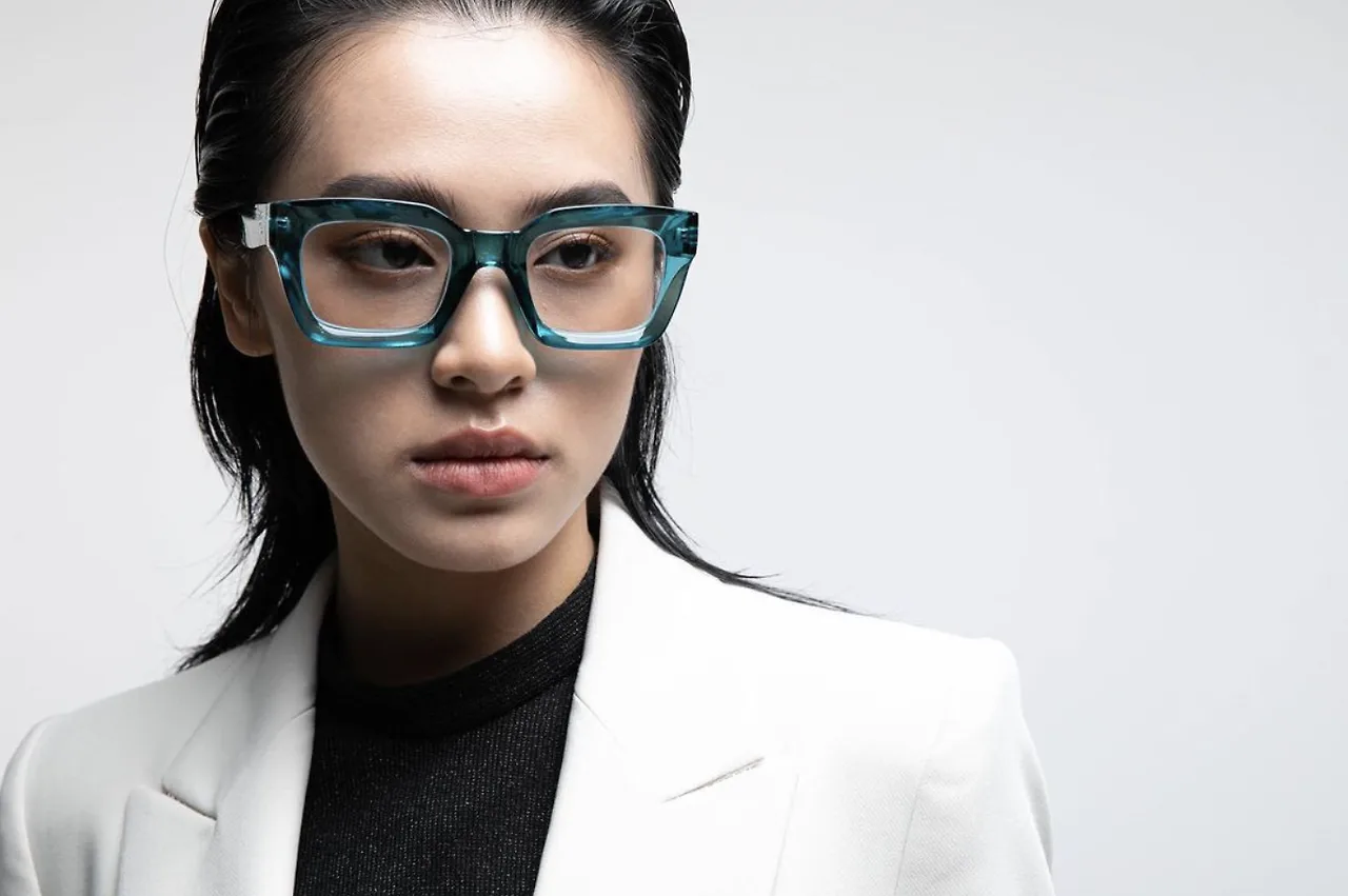 blazer trắng đeo kính xanh