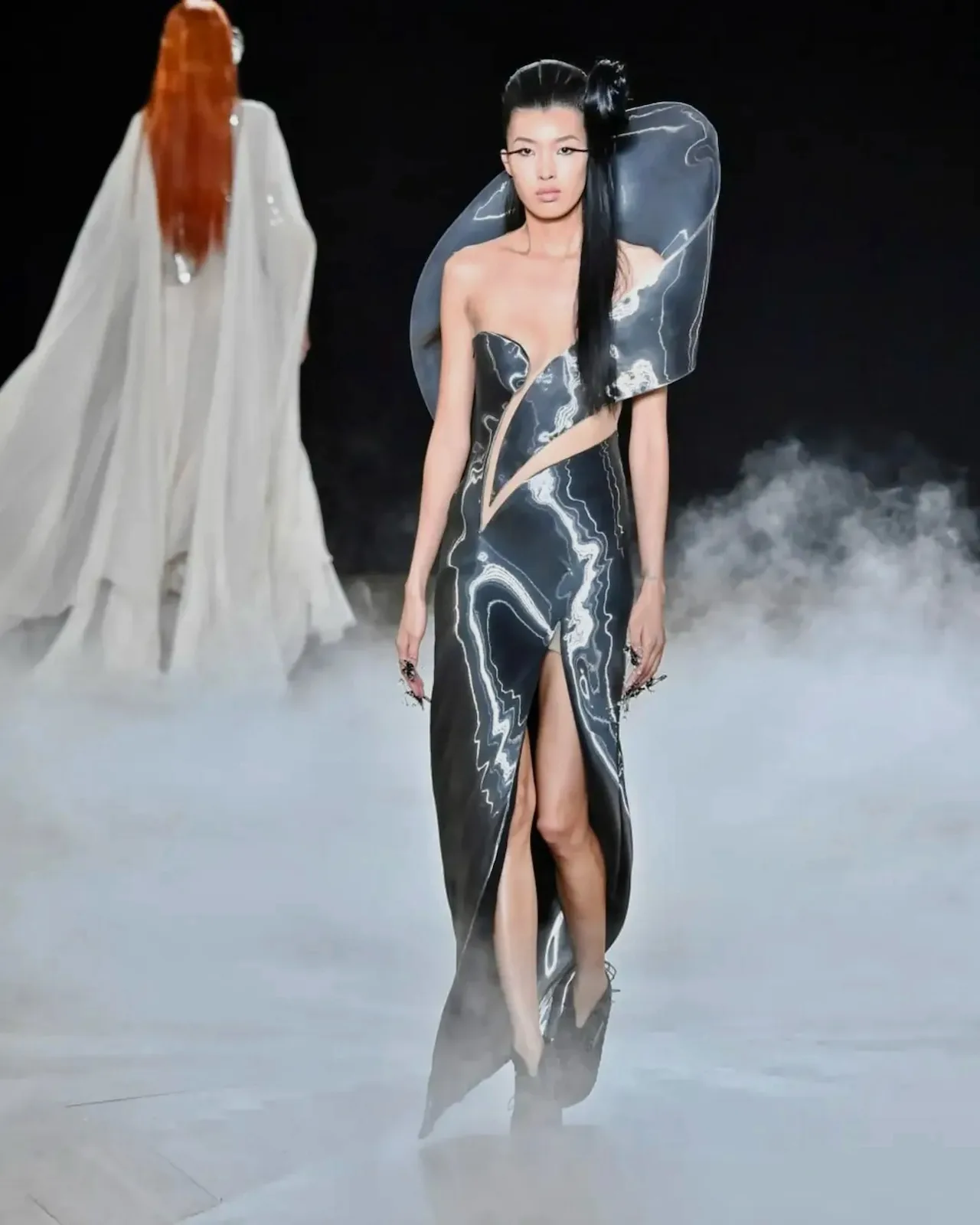 Dahan Phưong Oanh trình diễn show Iris van Herpen Haute Couture Thu Đông 2026