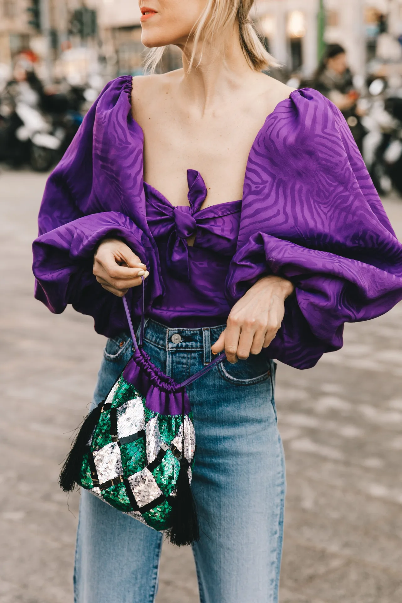thời trang cung hoàng đạo bảo bình - Áo tay phồng màu tím hoa cà kết hợp cùng quần jeans