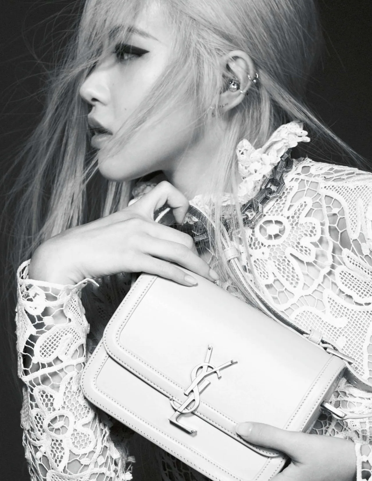 Rosé mặc áo ren trắng trong campaign thu đông 2020 của Saint Laurent