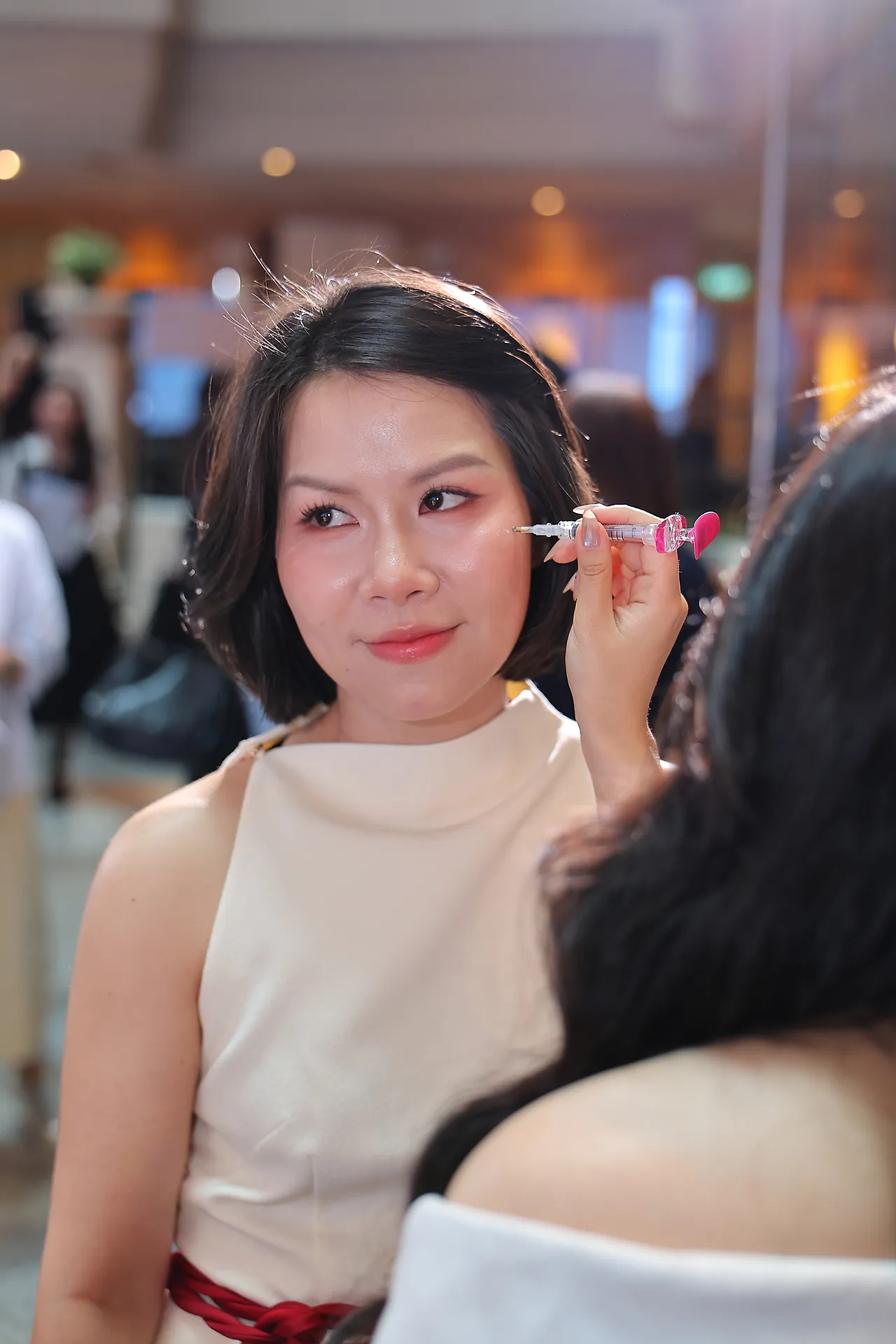 cô gái được thoa serum lên mặt