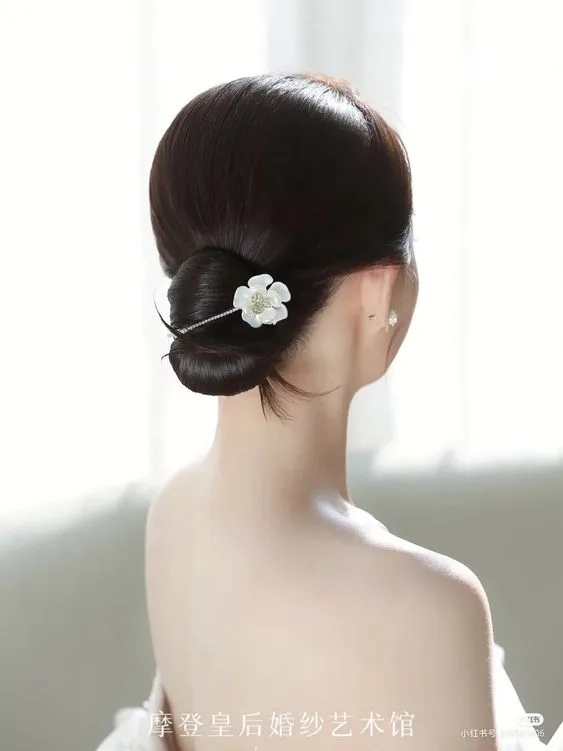 Hoa là phụ kiện được điểm xuyến trên mái tóc càng khiến cho cô dâu thêm phần ngọt ngào