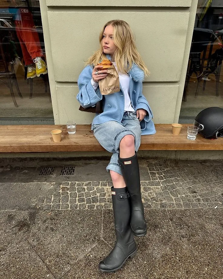 Quần jeans xắn gấu và boots cap su.