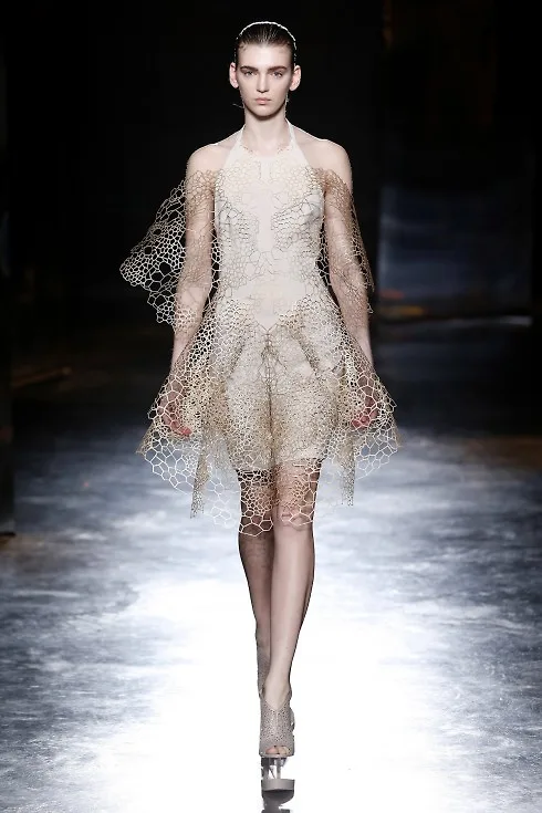 Những mẫu váy như bước ra từ giấc mơ của Iris Van Herpen