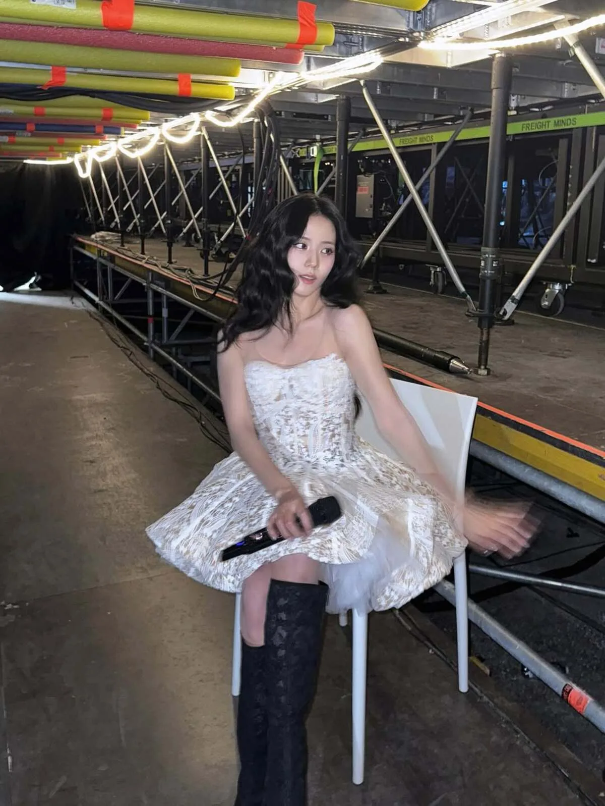 Jisoo diện váy ren trắng