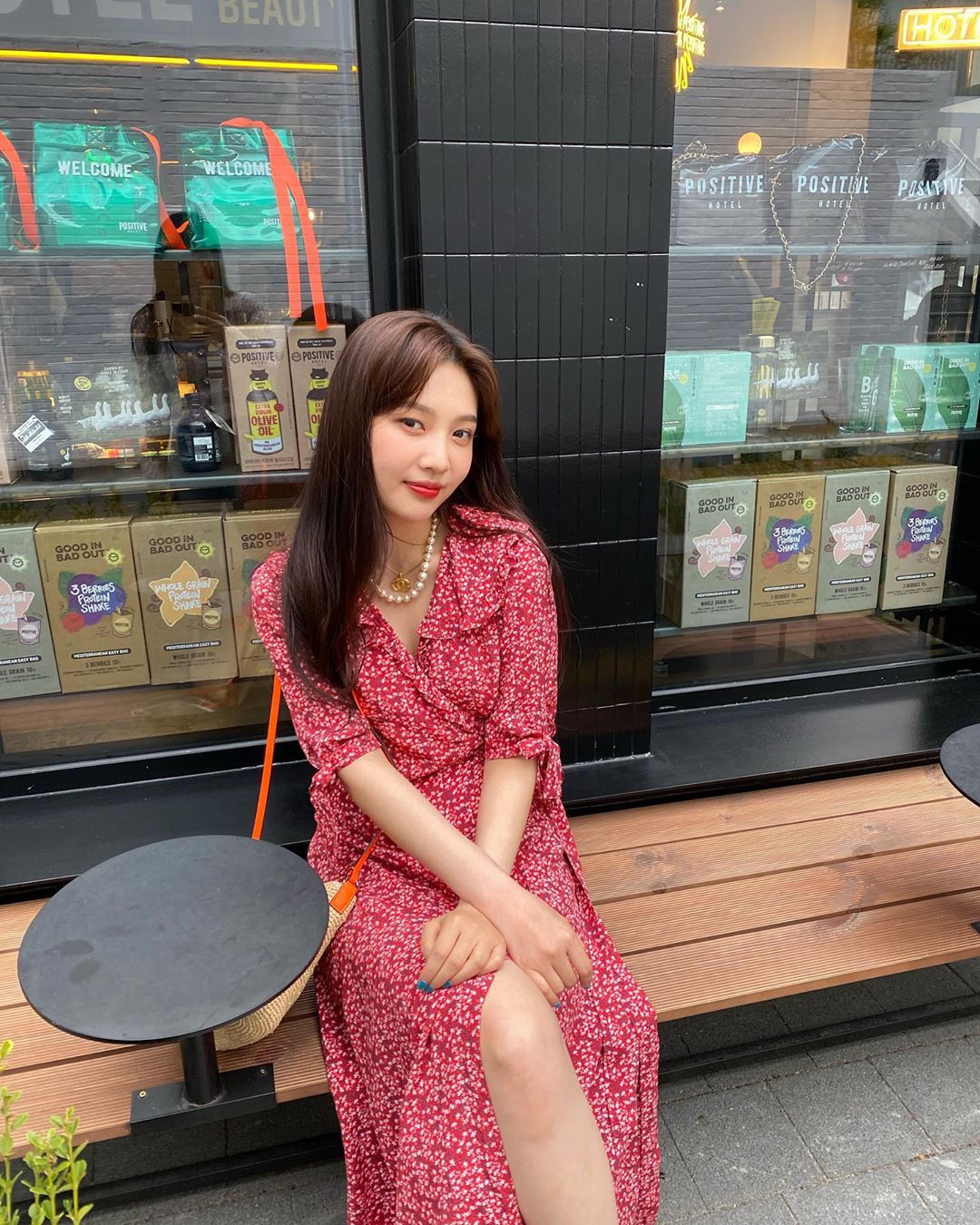 Joy mặc đầm hoa nhí màu đỏ