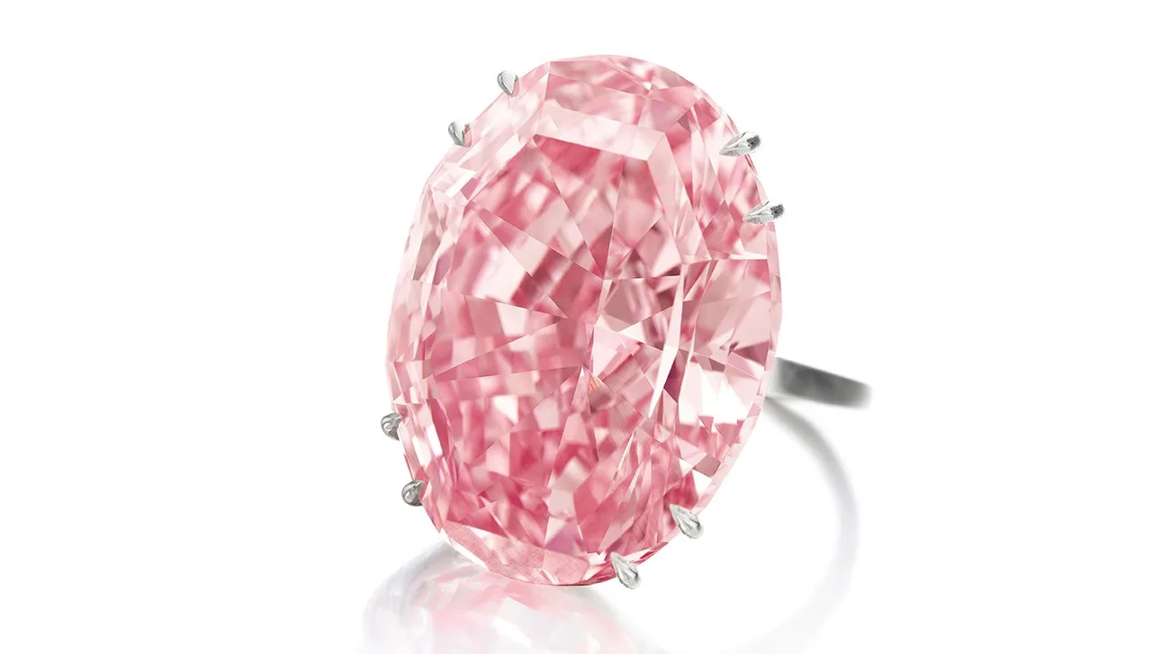 Chiếc nhẫn The Williamson Pink Star mang sắc hồng huyền ảo.