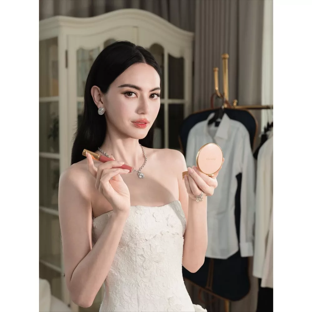 Nữ diễn viên Thái Lan Mai Davika trang điểm để chuẩn bị cho tiệc cưới.