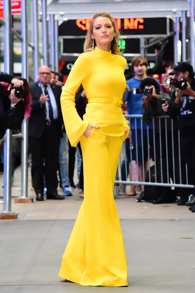 blake lively ngôi sao tuổi mèo diện nguyên cây màu vàng