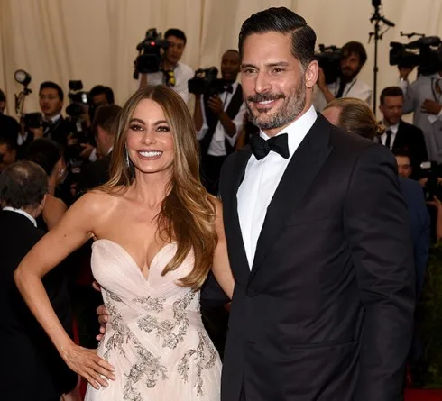 Joe Manganiello và Sofia Vergara là một trong những cặp đẹp đôi nhất của. Họ bắt đầu hẹn hò từ tháng 6 năm ngoái và ngày 22/11 vừa qua họ đã tổ chức một lễ cưới vui vẻ và không kém phần lãng mạn