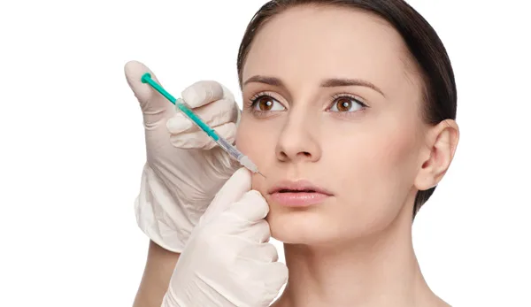 "Râu rồng" ảnh hưởng thế nào đến phái đẹp? Tiêm filler là phương pháp phẫu thuật không xâm lấn, không gây nguy hiểm cho phái đẹp.