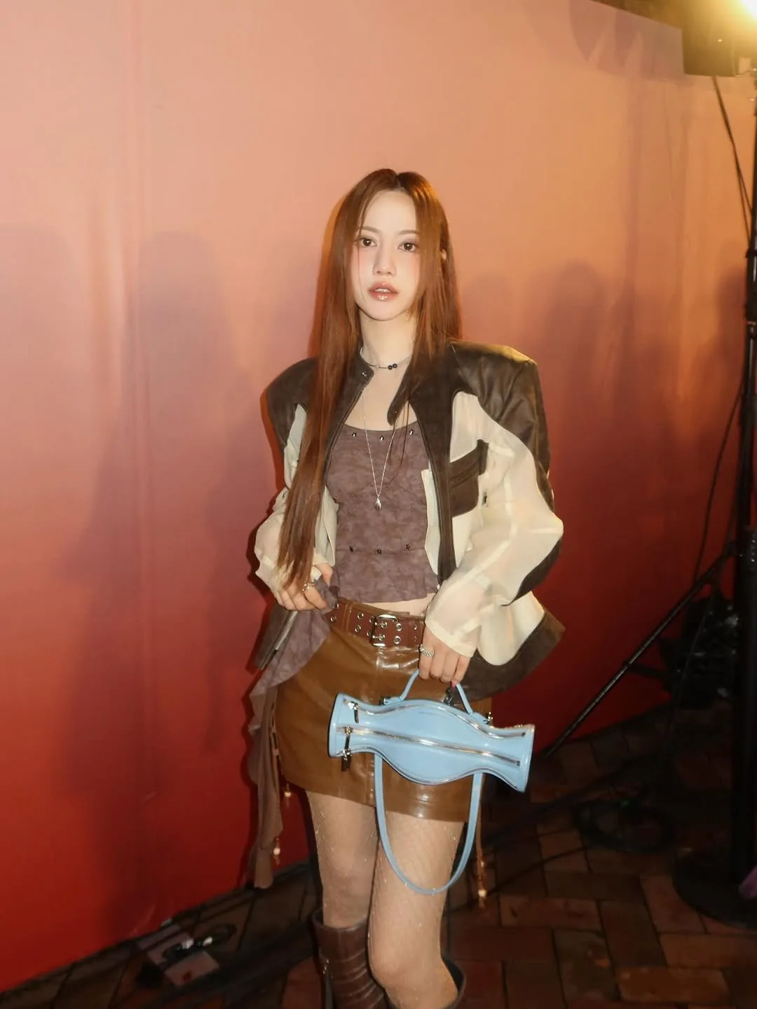 una_jung diện váy da phối áo khoác biker
