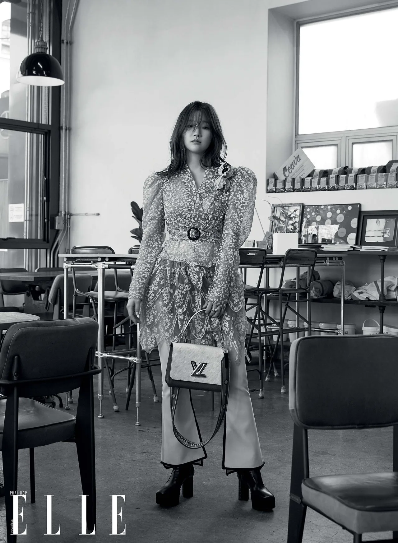 Park So Dam nữ tính với áo ren Park So Dam nữ tính với áo ren