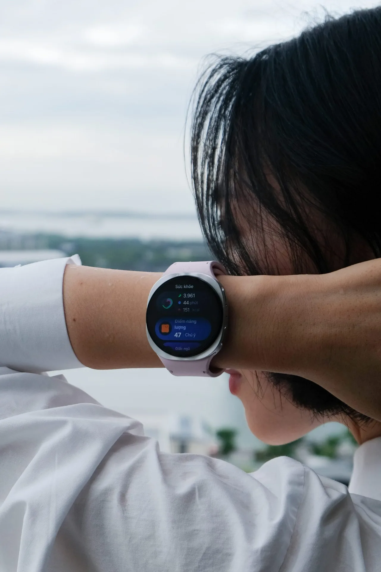 Cô gái đeo Samsung Galaxy Watch8 trên tay