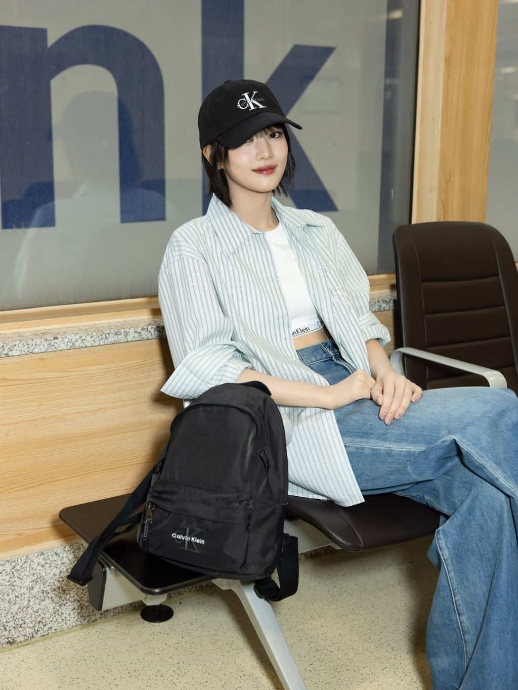Sự giản dị lên ngôi qua chiếc balo canvas đi cùng quần jeans và áo thun trắng