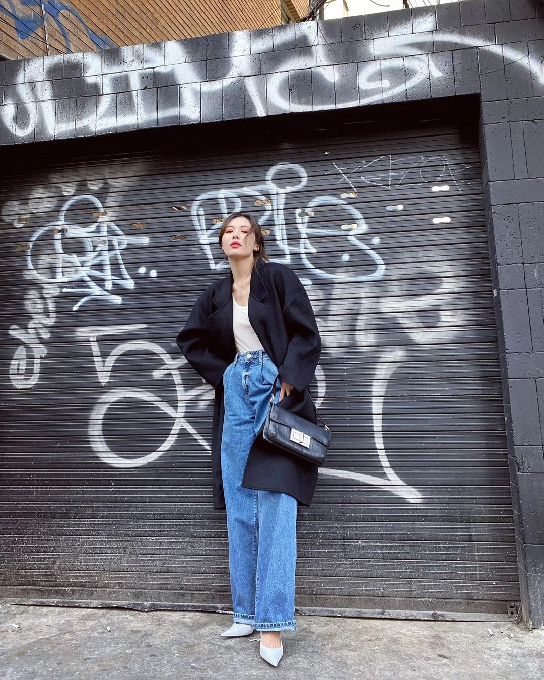 ca sĩ hyuna phong cách thời trang retro áo trenchcoat quần jeans denim ống suông