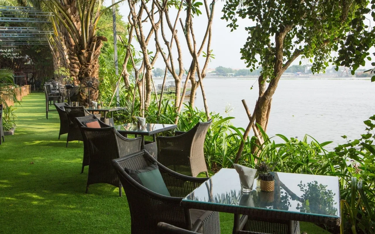 sân cỏ hướng ra bờ sông sài gòn ở staycation thảo điền village