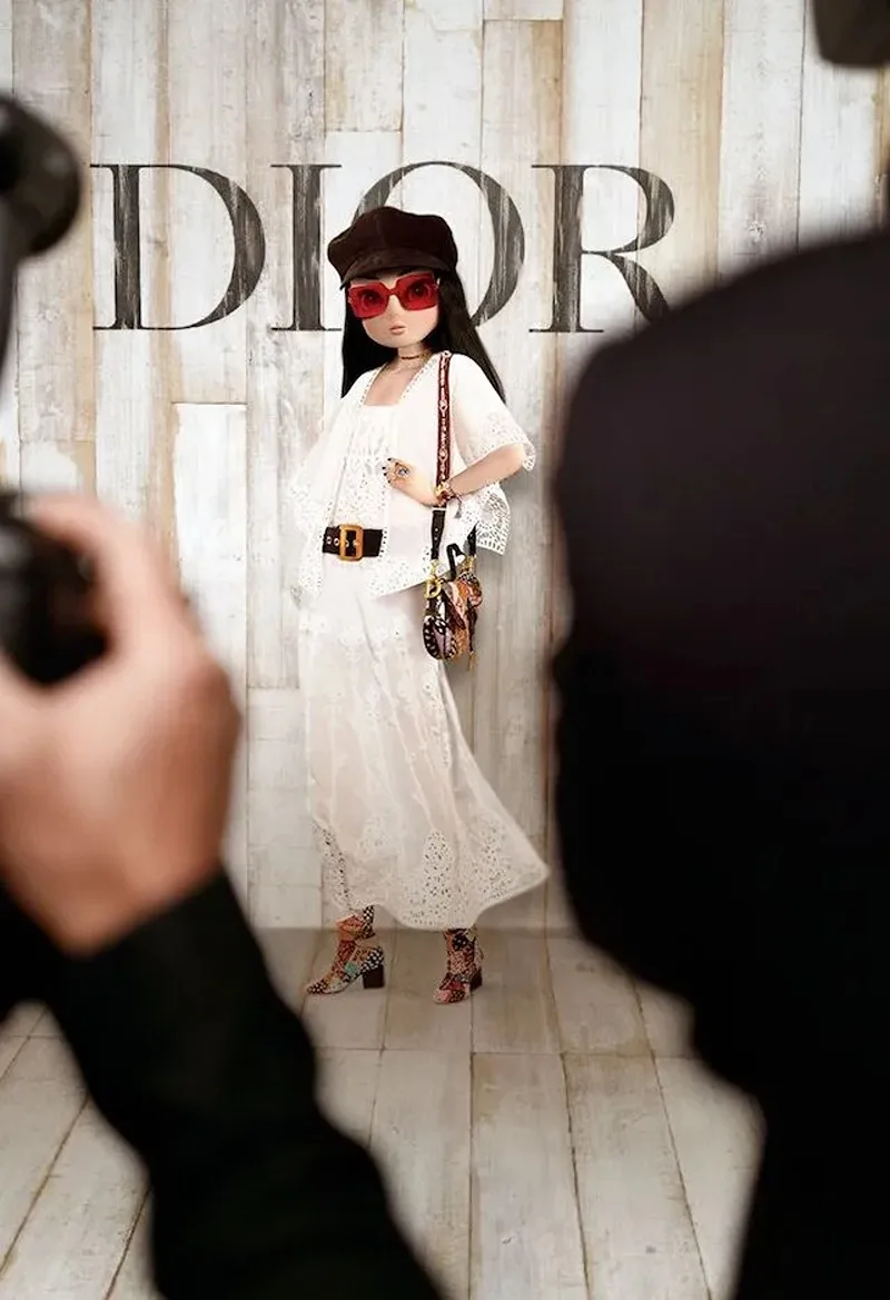Noonoouri mặc đầm trắng tham dự Dior Cruise