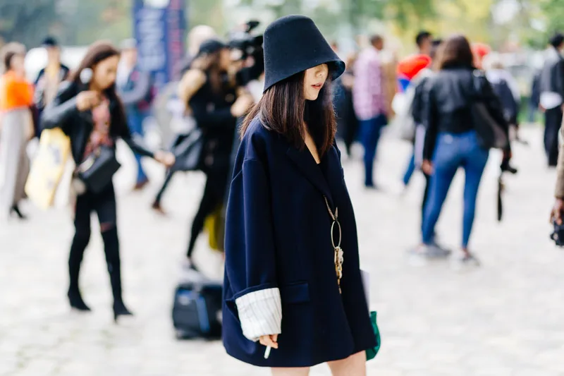 Street style Paris Xuân - Hè 2018: Sắc màu nồng ấm lên ngôi Street style Paris Xuân - Hè 2018: Sắc màu nồng ấm lên ngôi