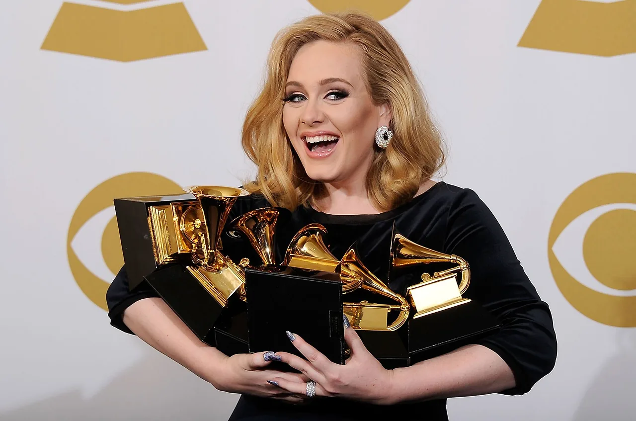 adele ôm cúp grammy