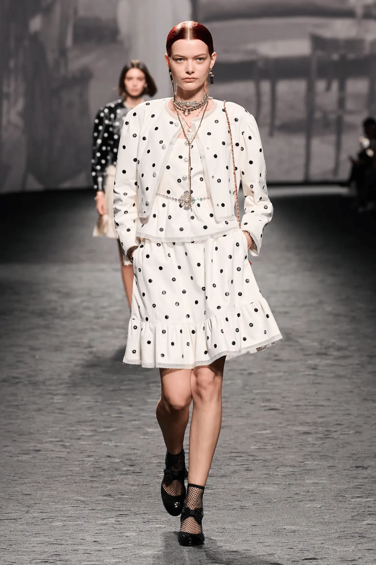 Sàn diễn xuân hè 2023 chanel đầm trắng polka dots
