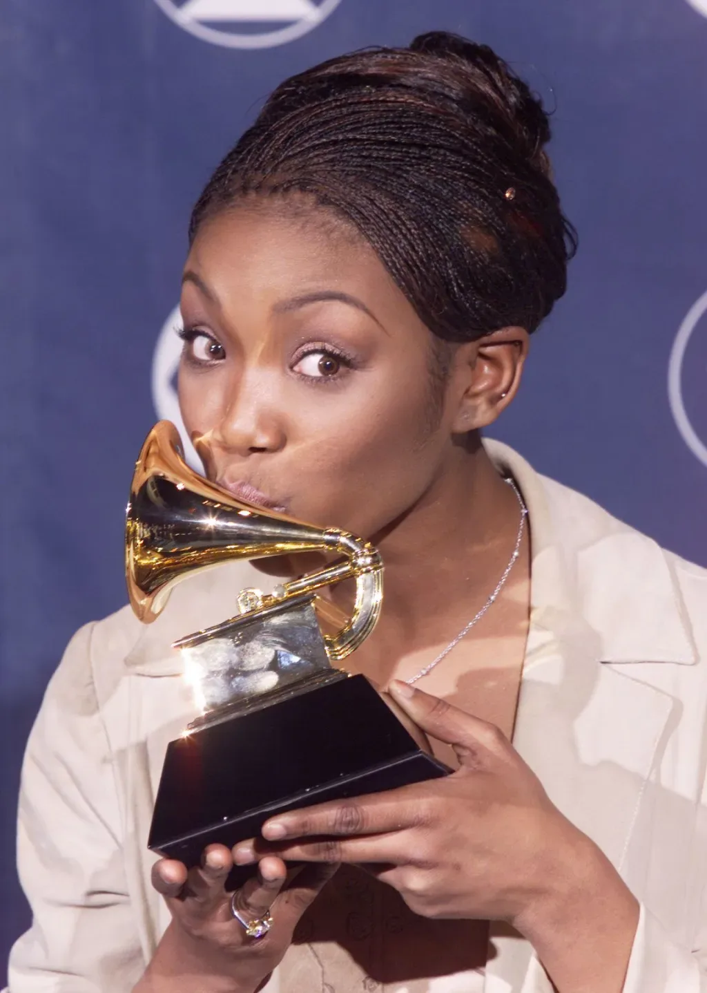 Brandy Norwood với lối trang điểm mắt y2k trong lễ nhậ giải Grammy. Brandy Norwood với lối trang điểm mắt y2k trong lễ nhận giải Grammy