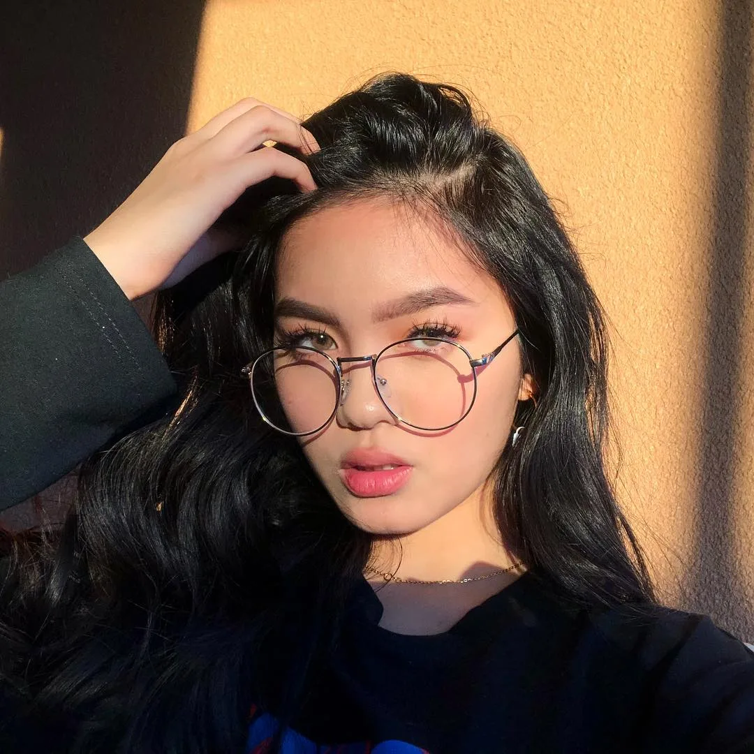 cô gái đeo kính làm đẹp tiktok cô gái đeo kính làm đẹp tiktok