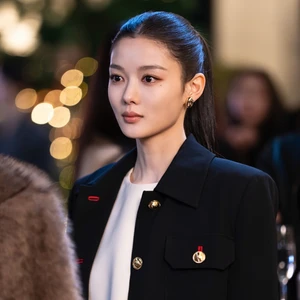 Kim Yoo-jung buộc tóc đuôi ngựa trong phim Dear X