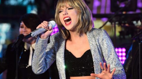Khác với VMAs, cô nàng đáng yêu Taylor chắc có lẽ không có duyên với EMAs.