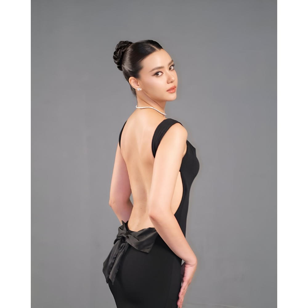 Hoa hậu Hoàn vũ Thái Lan 2020 Amanda Obdam khoe tấm lưng mịn màng.