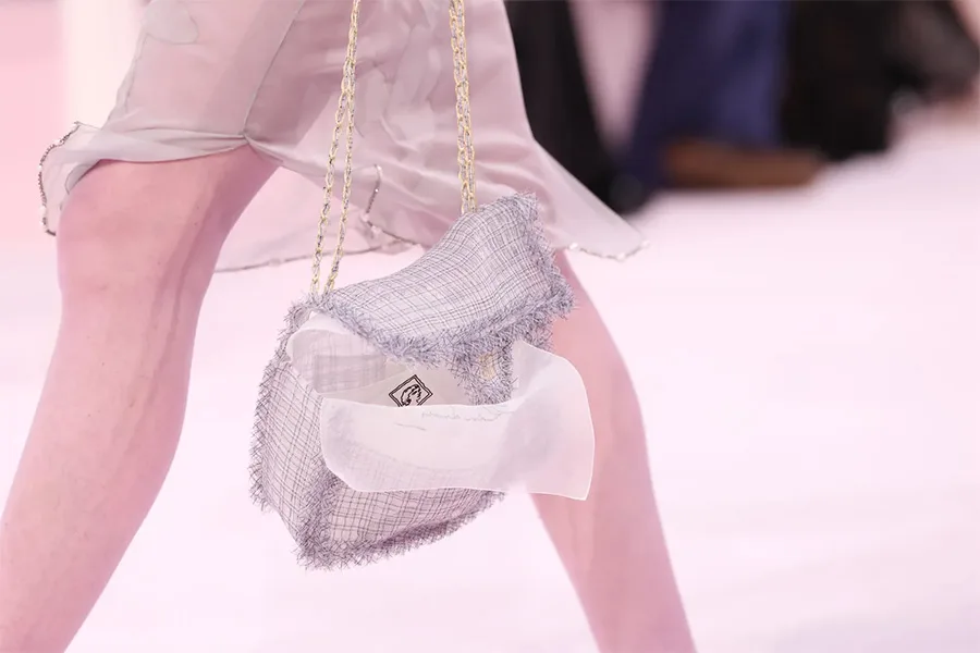 Chiếc túi Chanel trong suốt xuất hiện trên sàn diễn Chanel Haute Couture Xuân-Hè 2026