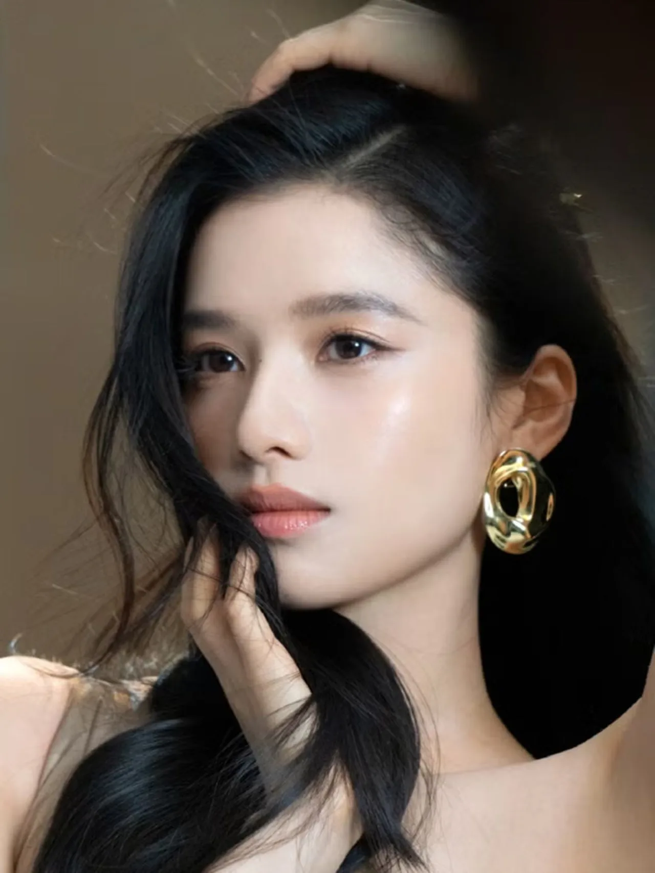 Tiểu hoa đán Trương Tịnh Nghi khoe khí chất điện ảnh với lối trang điểm tối giản nhấn vào đôi môi căng mọng.